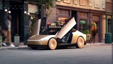 טסלה סייברקאב עומדת בעיר