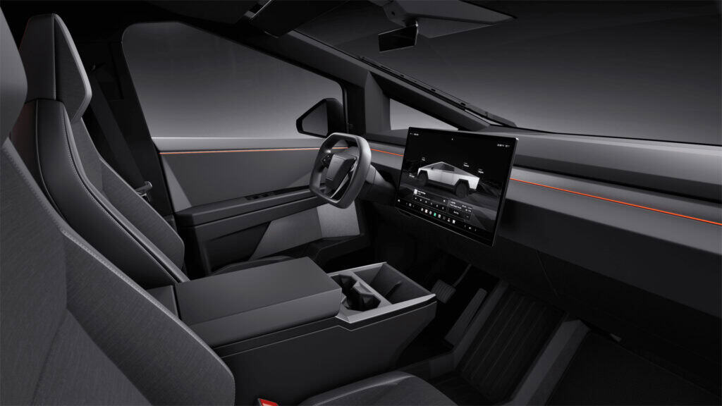 פנים הרכב של גרסת ה-AWD החדשה של טסלה סייברטראק, עם פנים מצויד במושבי בד כהים