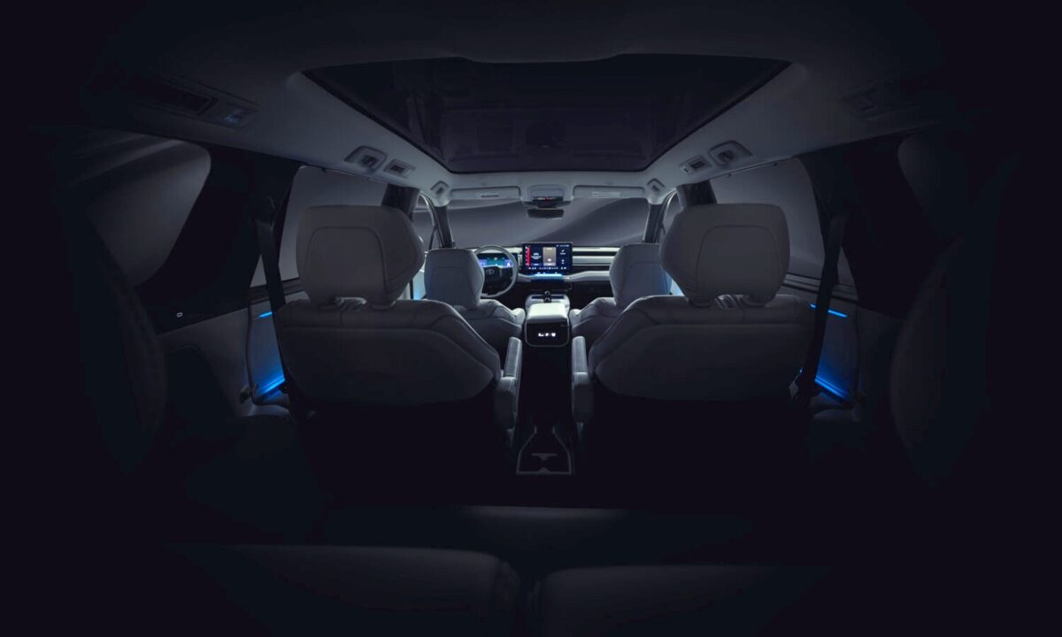 הצצה לפנים הרכב של טויוטה עם 7 מקומות