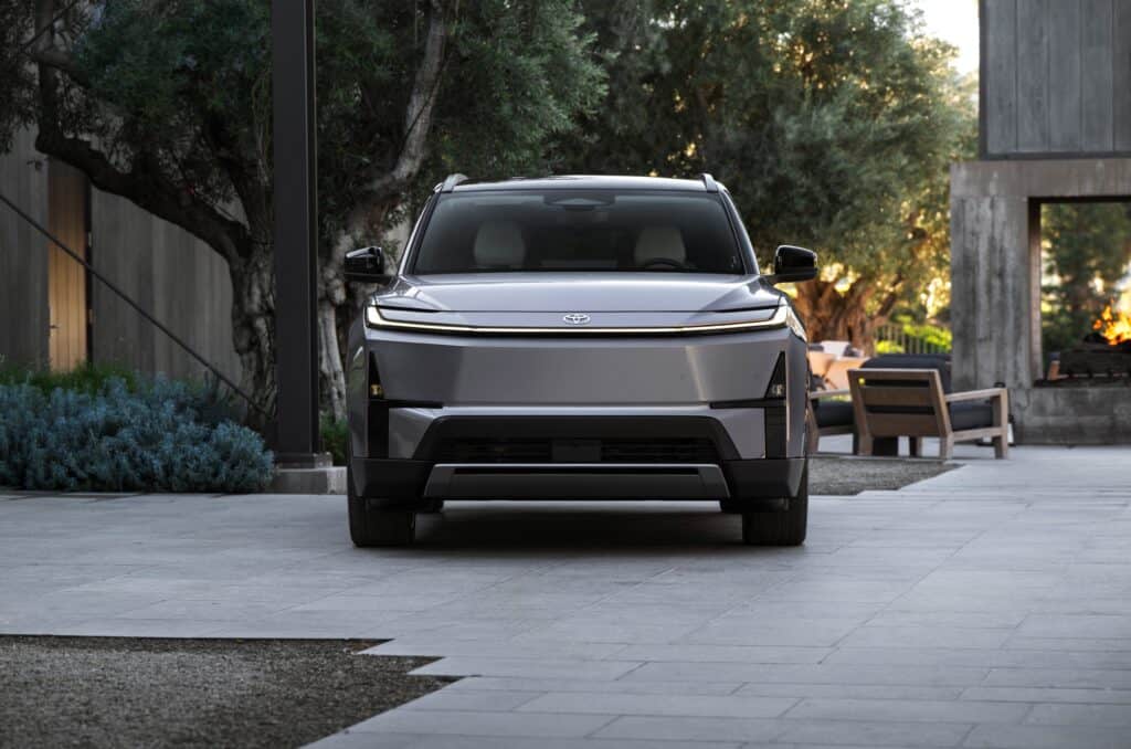 מבט קדמי על טויוטה היילנדר חשמלי מודל 2027