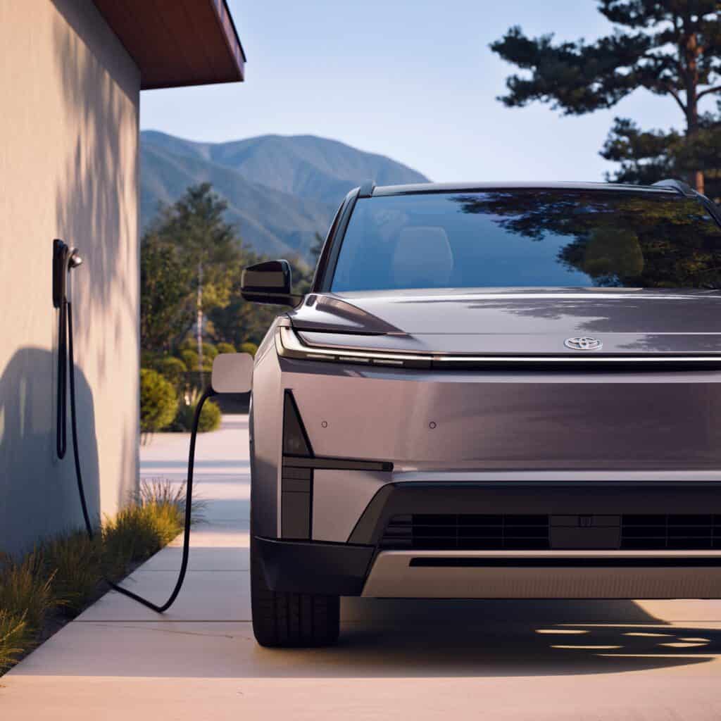 טויוטה היילנדר חשמלי מודל 2027 בטעינה