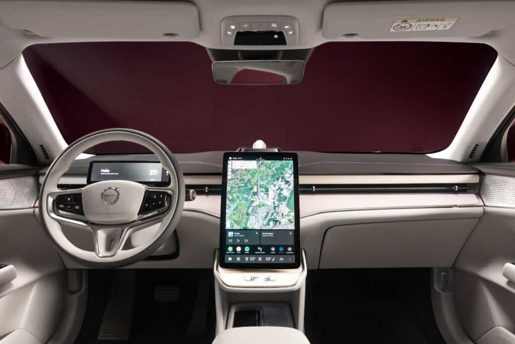 רכב חשמלי עם לוח מחוונים דיגיטלי ומערכת ניווט GPS מובנת.