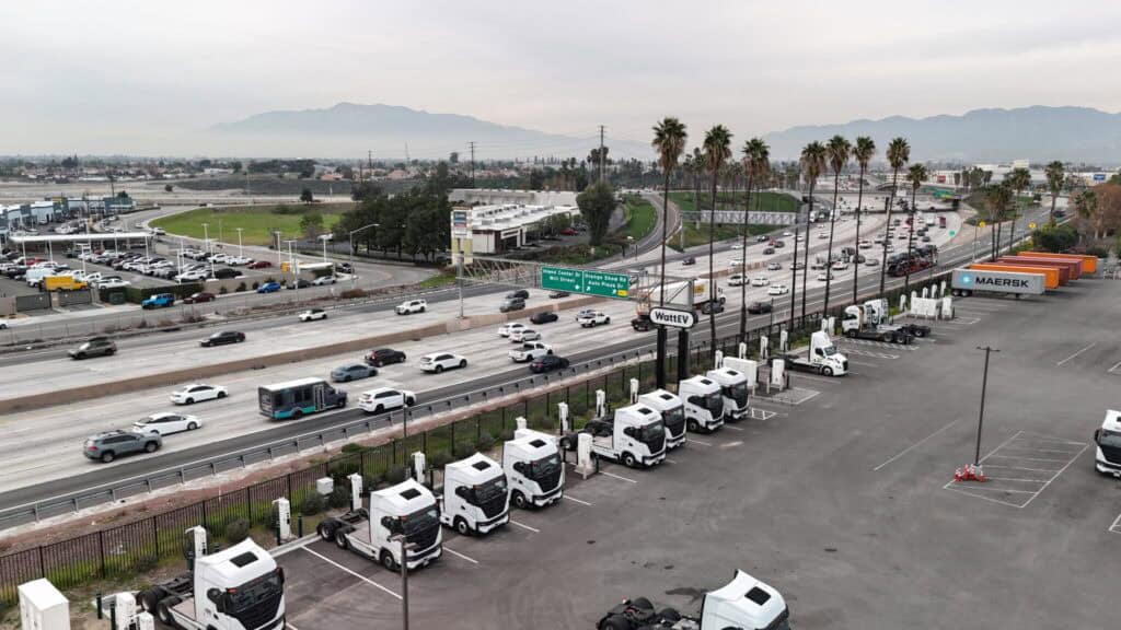 מתחם טעינה ענק של משאיות חשמליות