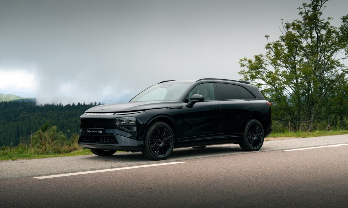 אקספנג G9 שחורה בנסיעה על כביש באיזור ירוק