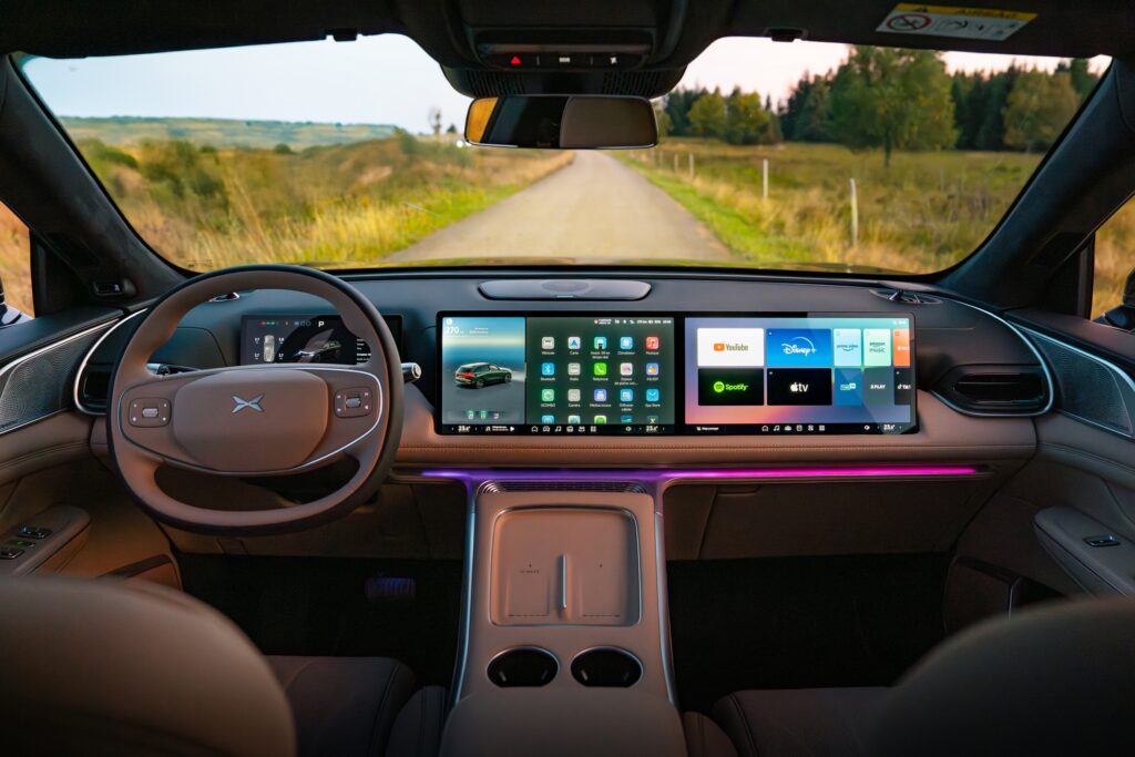 פנים הרכב וסביבת הנהג של אקספנג G9