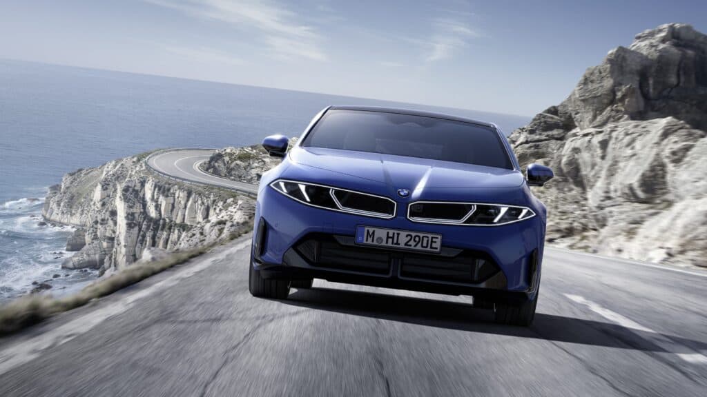 מבט קדמי על ב.מ.וו i3 החשמלית בנסיעה