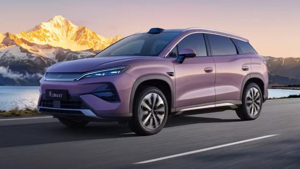 מבט צד על BYD סונג אולטרה בנסיעה בכביש עם נוף הררי