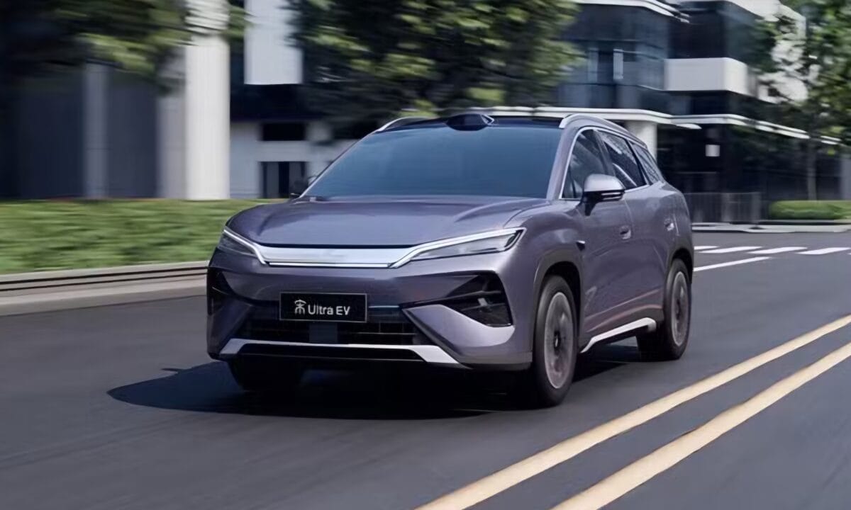 BYD סונג אולטרה החשמלי גרסת 2026 בנסיעה על כביש