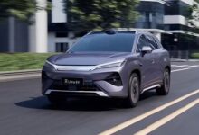 BYD סונג אולטרה החשמלי גרסת 2026 בנסיעה על כביש