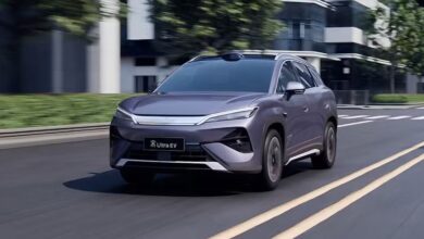 BYD סונג אולטרה החשמלי גרסת 2026 בנסיעה על כביש