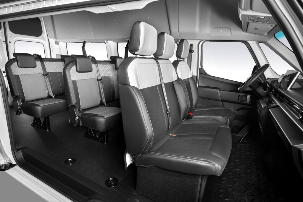פנים הרכב עם סידור של 9 מושבים בפאריזון סופר וואן החשמלי