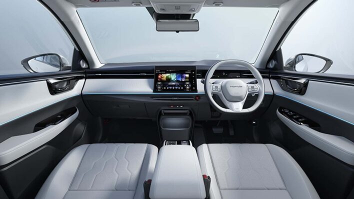 פנים הרכב וסביבת הנהג של הונדה אינסייט עם פנים לבן ונקי, מסך מולטימדיה מרכזי ועיצוב מודרני