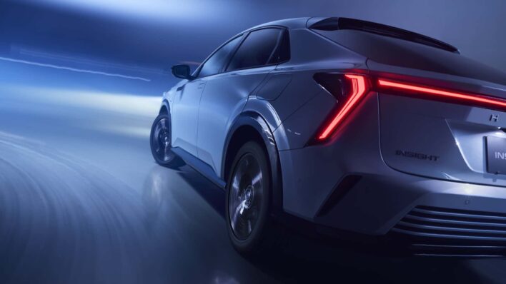 הונדה אינסייט חשמלית בפניה בזמן נסיעה