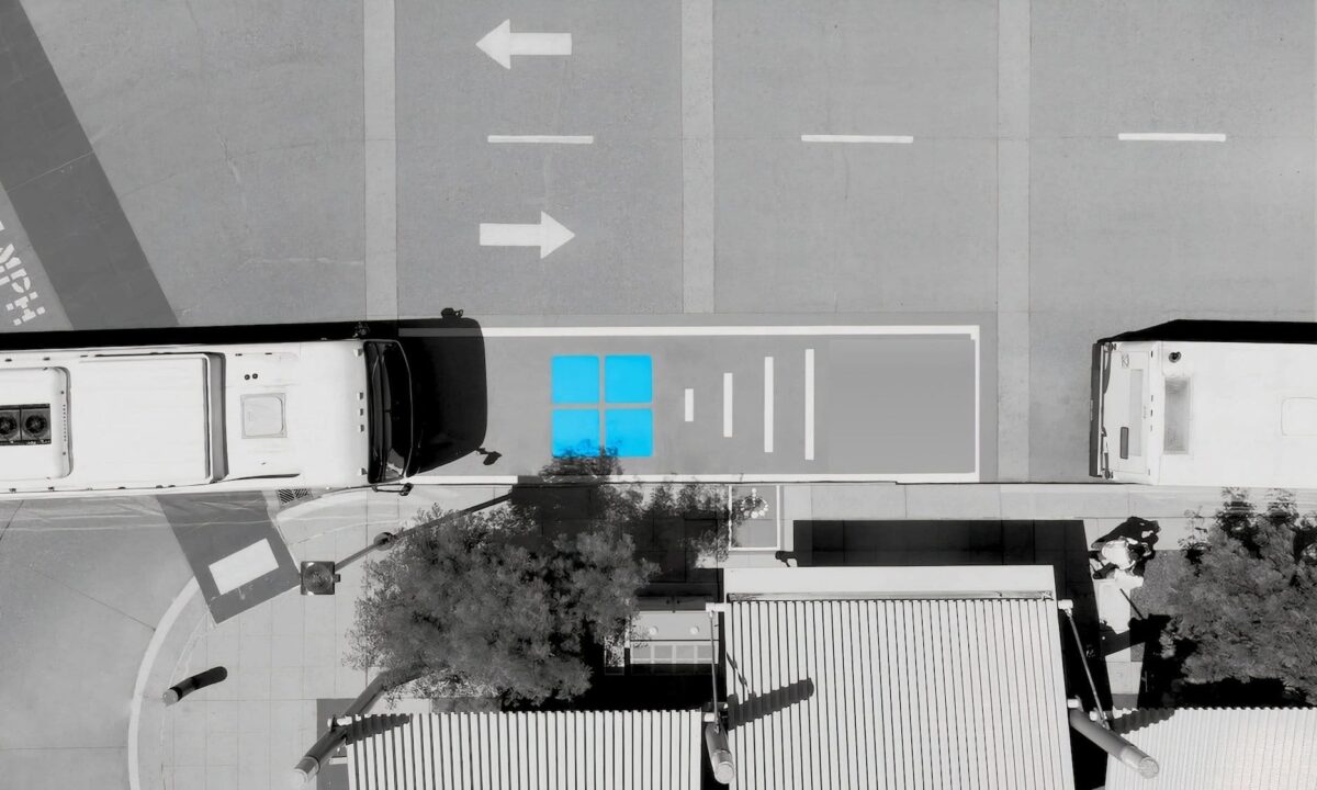 מבט אווירי על חניון של אוטובוס חשמלי עם הפתרון של InductEV לטעינה אלחוטית