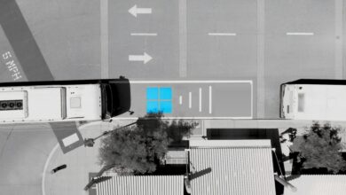 מבט אווירי על חניון של אוטובוס חשמלי עם הפתרון של InductEV לטעינה אלחוטית