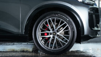 מבט צד על הצמיג החדש של מישלן מורכב על רכב חשמלי