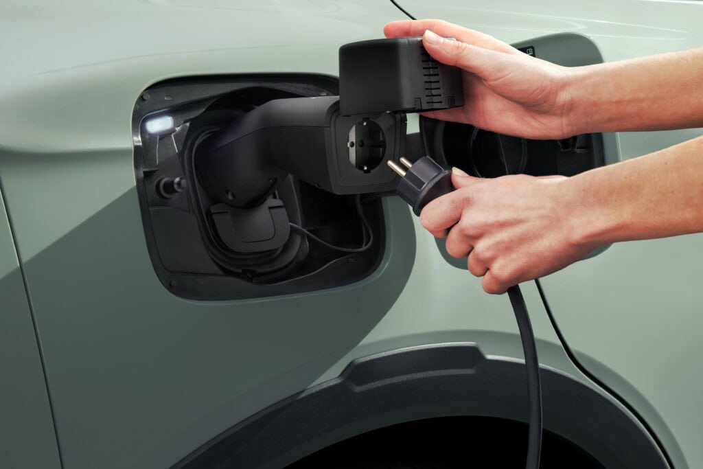 מחבר V2L מחובר לשקע הטעינה של סקודה אלרוק