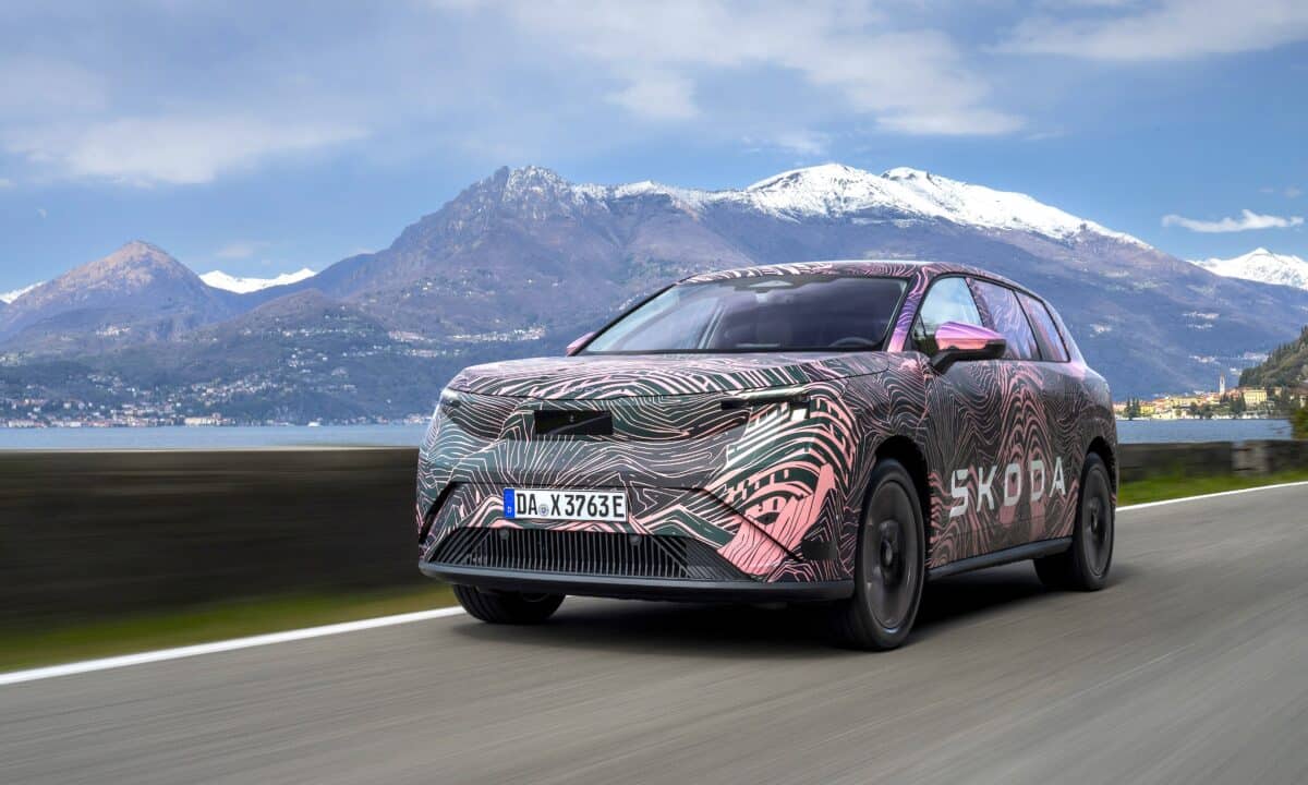 סקודה פיק עטופה במדבקת הסוואה בנסיעה על כביש בינעירוני בנוף הררי