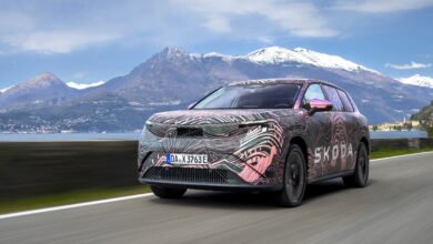 סקודה פיק עטופה במדבקת הסוואה בנסיעה על כביש בינעירוני בנוף הררי