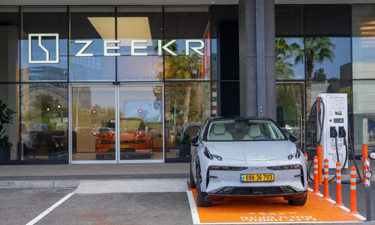 רכב חשמלי של זיקר מחובר לעמדת טעינה של ZEEKR Power