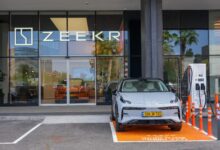 רכב חשמלי של זיקר מחובר לעמדת טעינה של ZEEKR Power