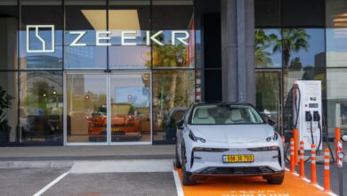 רכב חשמלי של זיקר מחובר לעמדת טעינה של ZEEKR Power