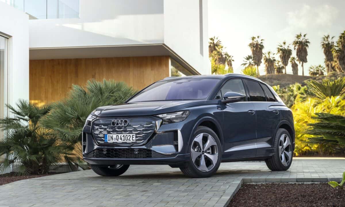 אוטו חשמלי אאודי Q4 חונה בחוץ בסביבה מודרנית וירוקה
