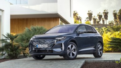 אוטו חשמלי אאודי Q4 חונה בחוץ בסביבה מודרנית וירוקה