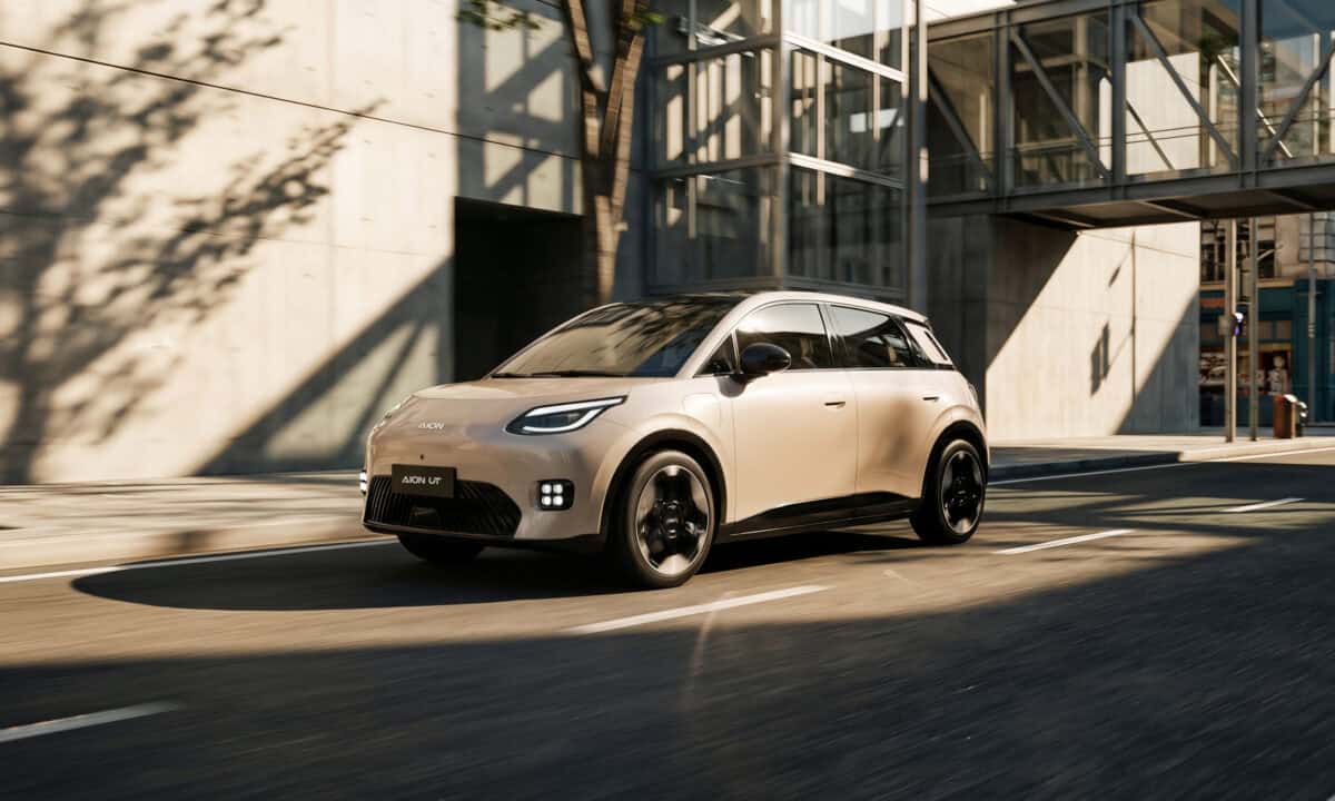 GAC איון UT רכב חשמלי קומפקטי בנסיעה בעיר