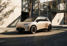 GAC איון UT רכב חשמלי קומפקטי בנסיעה בעיר