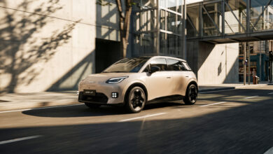 GAC איון UT רכב חשמלי קומפקטי בנסיעה בעיר