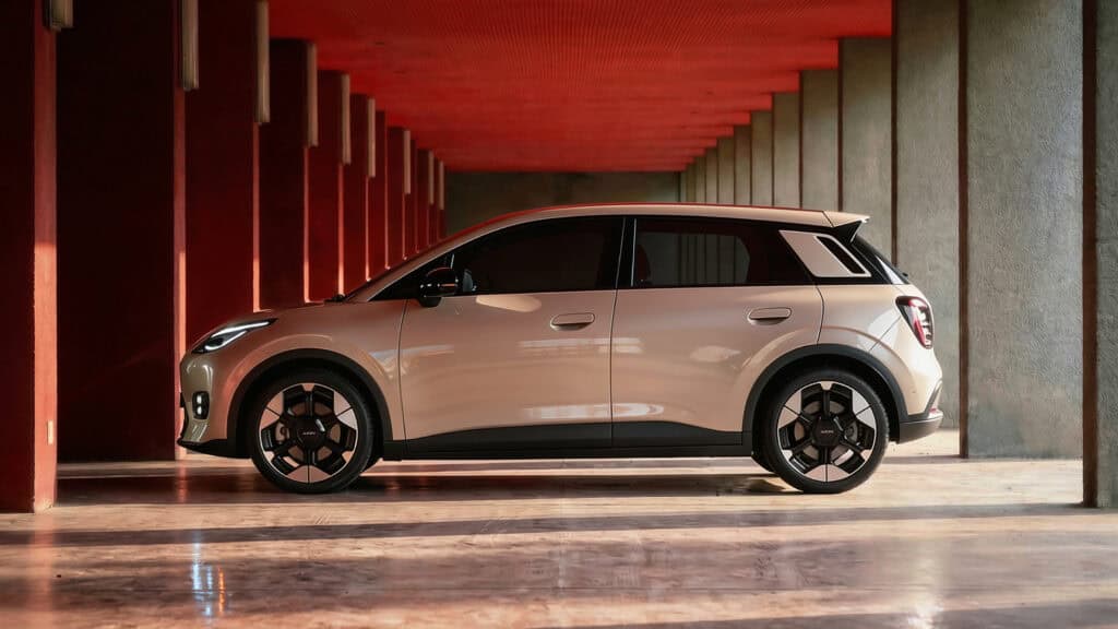 מבט צד על GAC איון UT עם תצורת האצ׳בק