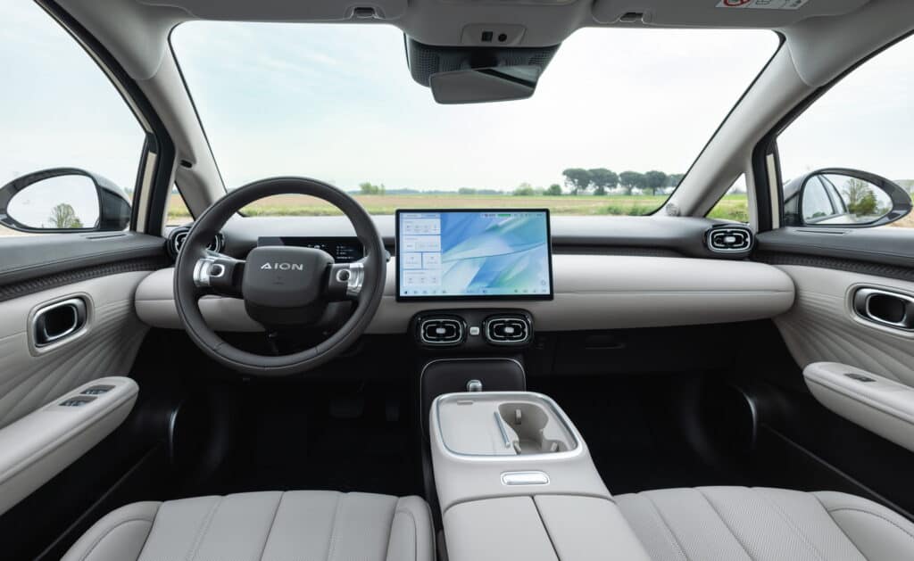 פנים הרכב וסביבת הנהג של GAC איון UT 