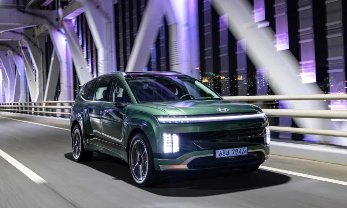 יונדאי איוניק 9 בנסיעה על כביש בלילה