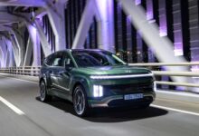 יונדאי איוניק 9 בנסיעה על כביש בלילה