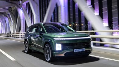 יונדאי איוניק 9 בנסיעה על כביש בלילה