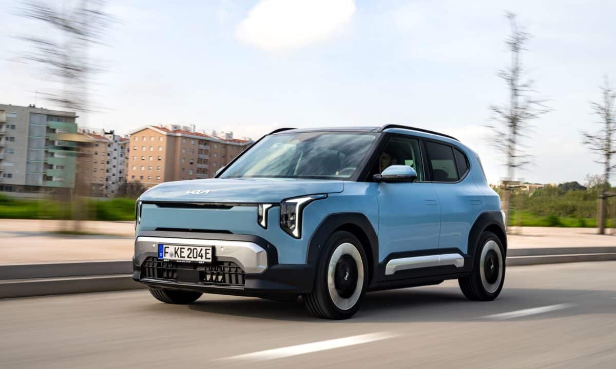 קיה EV2 בצבע כחול בנסיעה על כביש