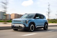 קיה EV2 בצבע כחול בנסיעה על כביש