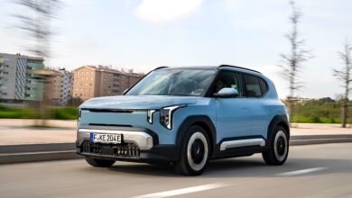 קיה EV2 בצבע כחול בנסיעה על כביש