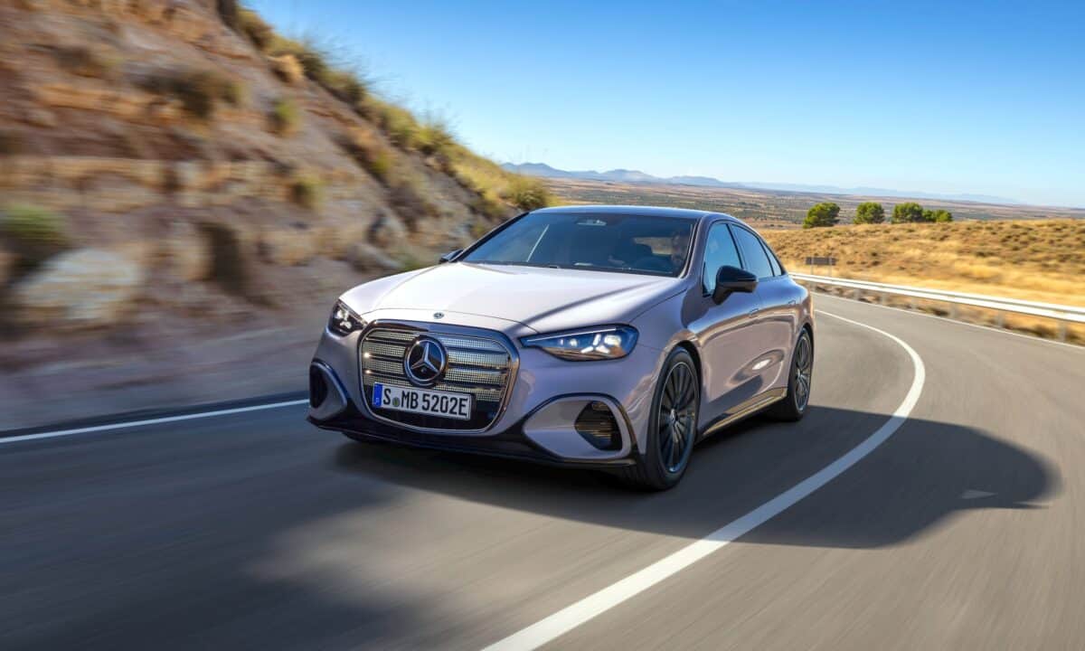 מבט קדמי על מרצדס C קלאס החשמלית בנסיעה בנוף מדברי