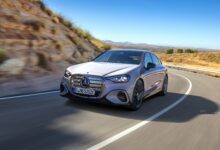 מבט קדמי על מרצדס C קלאס החשמלית בנסיעה בנוף מדברי