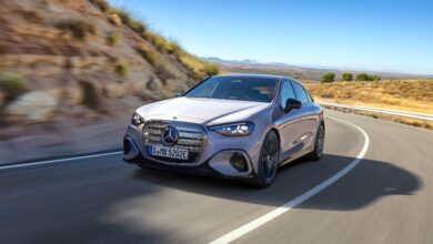 מבט קדמי על מרצדס C קלאס החשמלית בנסיעה בנוף מדברי