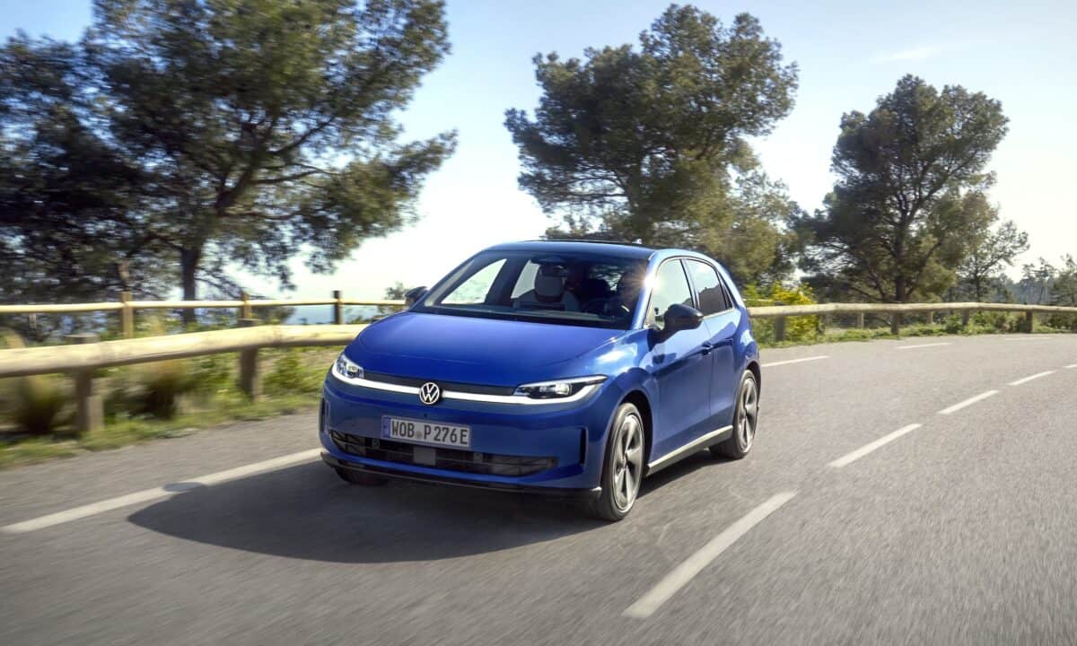 פולקסווגן ID פולו חשמלית בצבע כחול בנסיעה