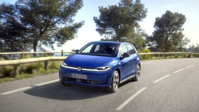 פולקסווגן ID פולו חשמלית בצבע כחול בנסיעה